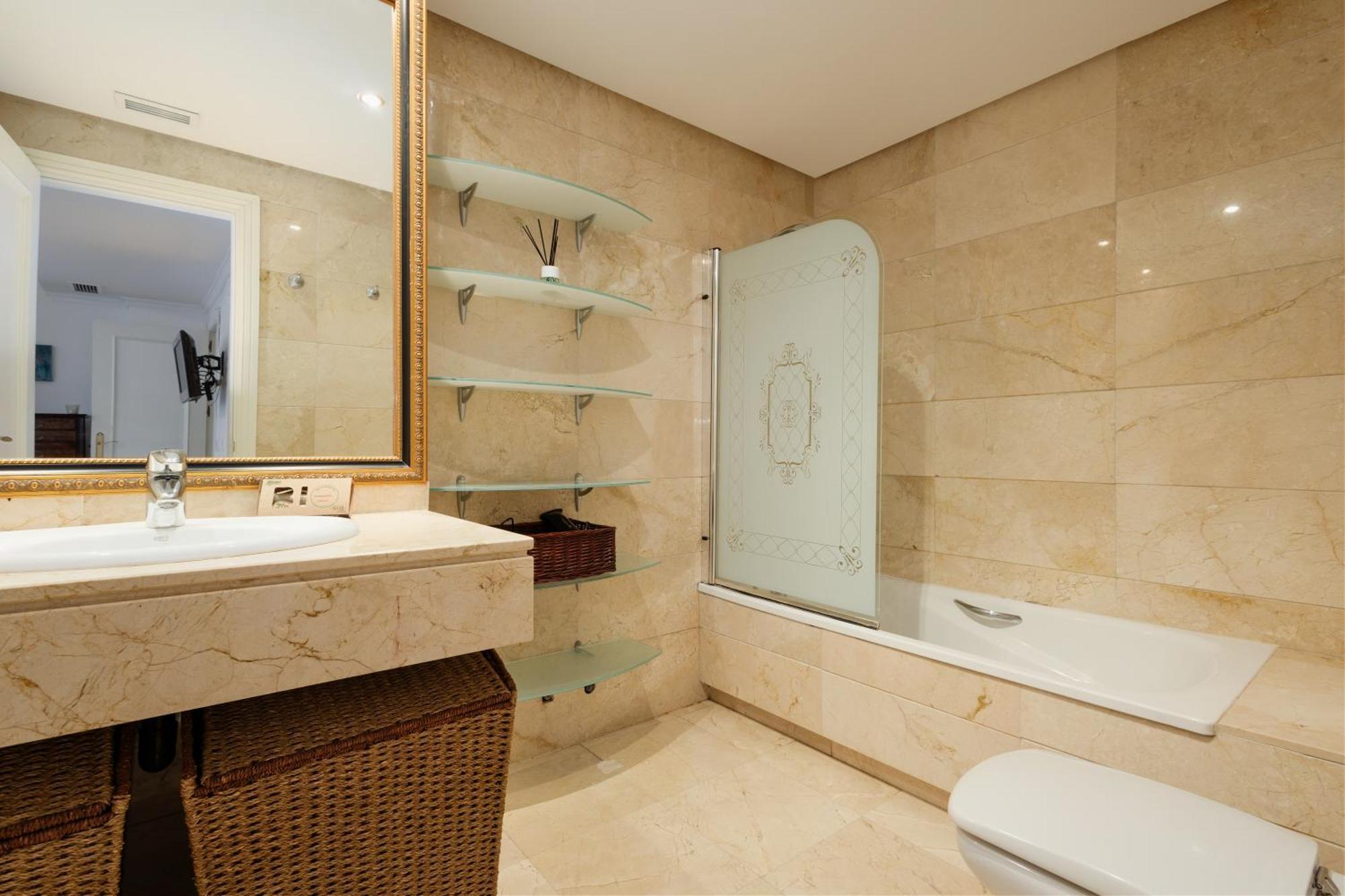 Ground Floor Holiday Apartment With Terrace And Pool In Puerto Banus, Marbella Exterior photo