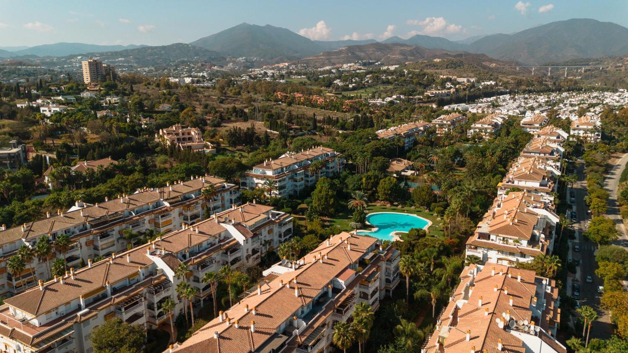 Ground Floor Holiday Apartment With Terrace And Pool In Puerto Banus, Marbella Exterior photo