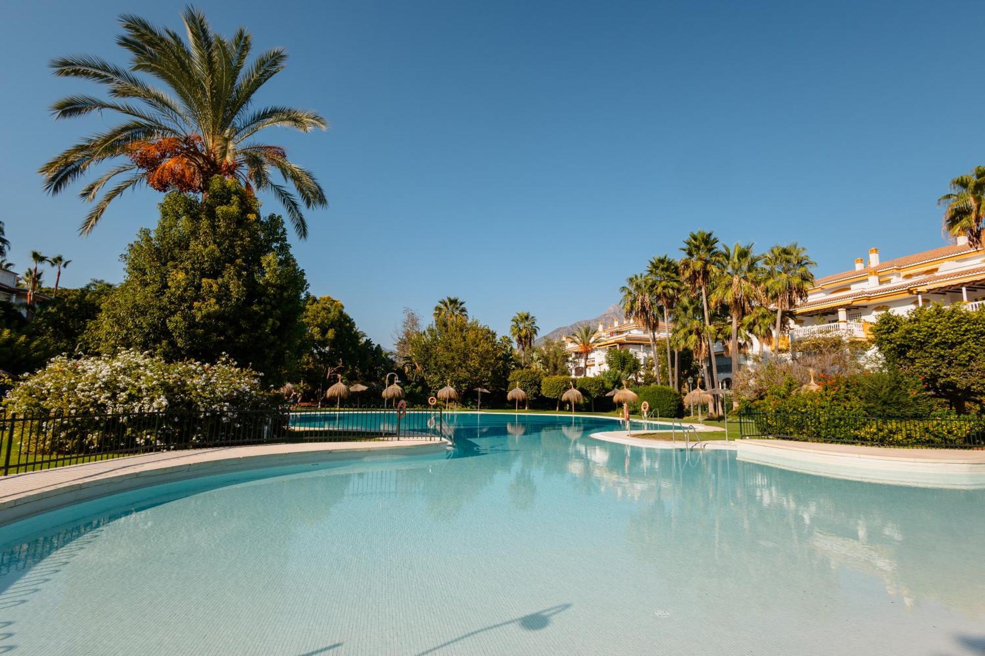 Ground Floor Holiday Apartment With Terrace And Pool In Puerto Banus, Marbella Exterior photo