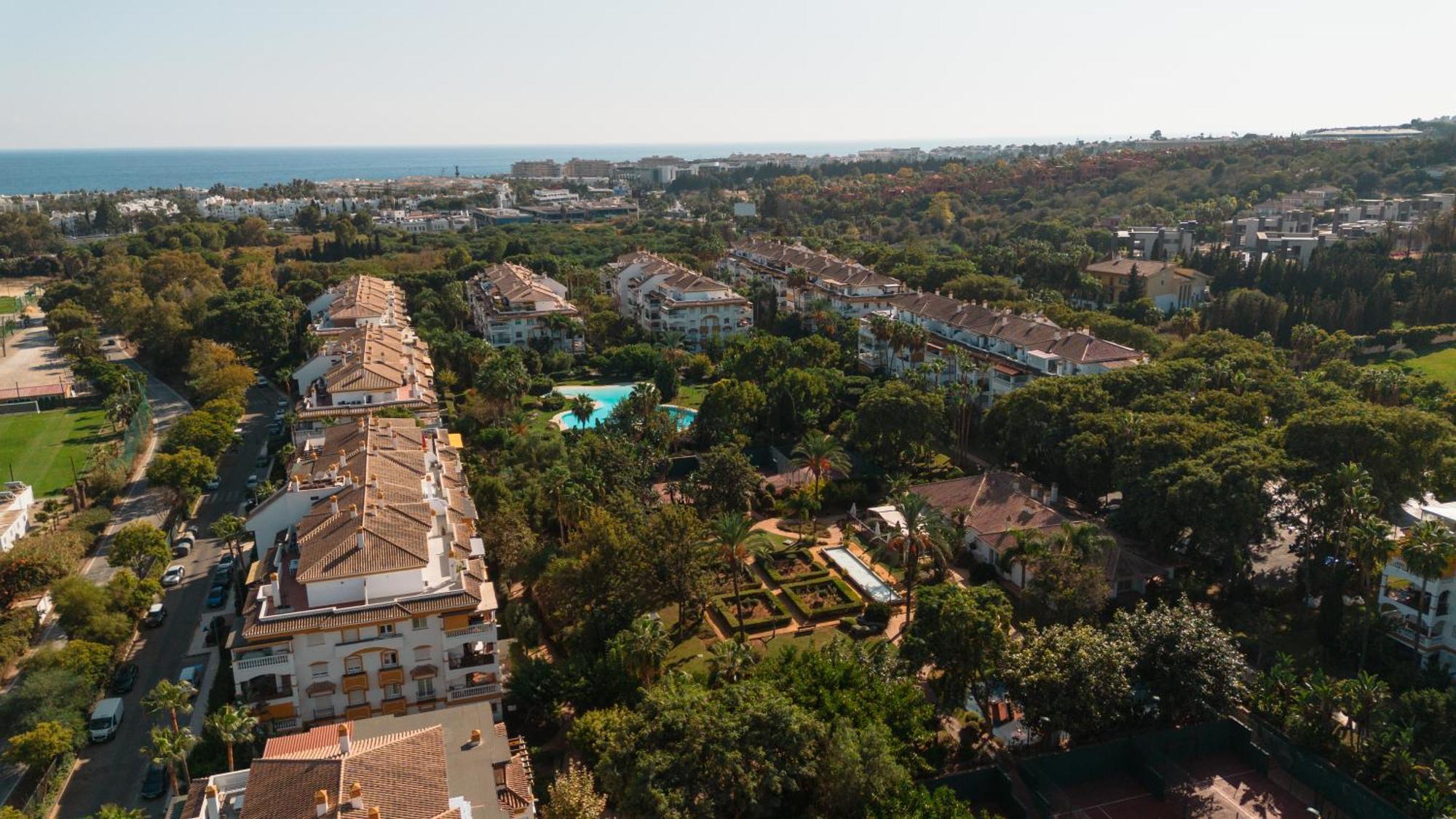 Ground Floor Holiday Apartment With Terrace And Pool In Puerto Banus, Marbella Exterior photo