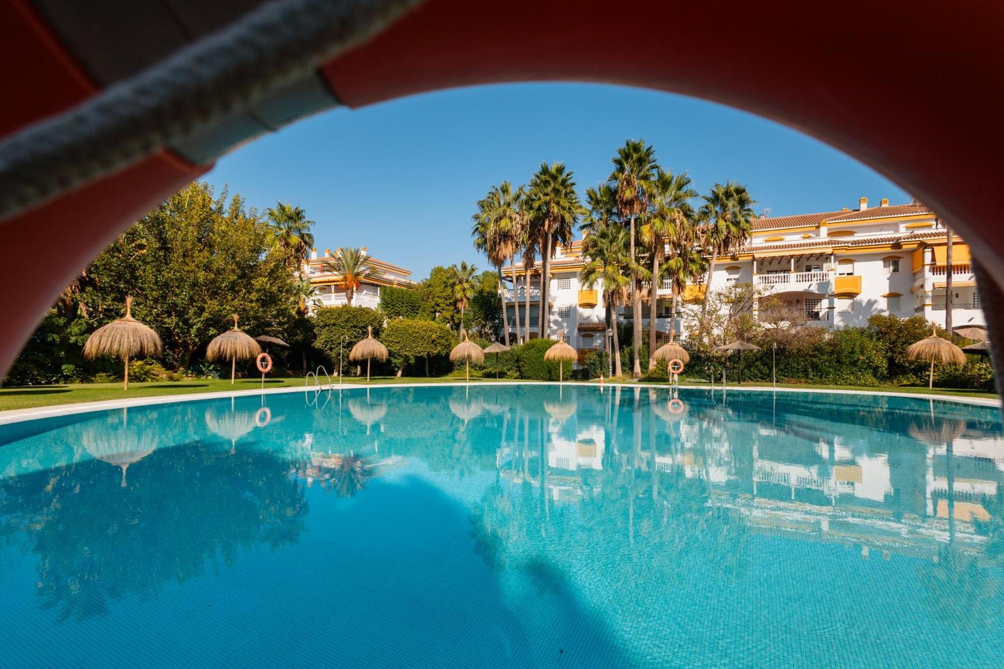 Ground Floor Holiday Apartment With Terrace And Pool In Puerto Banus, Marbella Exterior photo